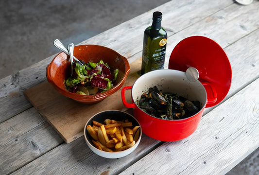 Moules Frites: Den klassiske bistro-oplevelse med sprøde fritter og grøn salat - CARDENAU