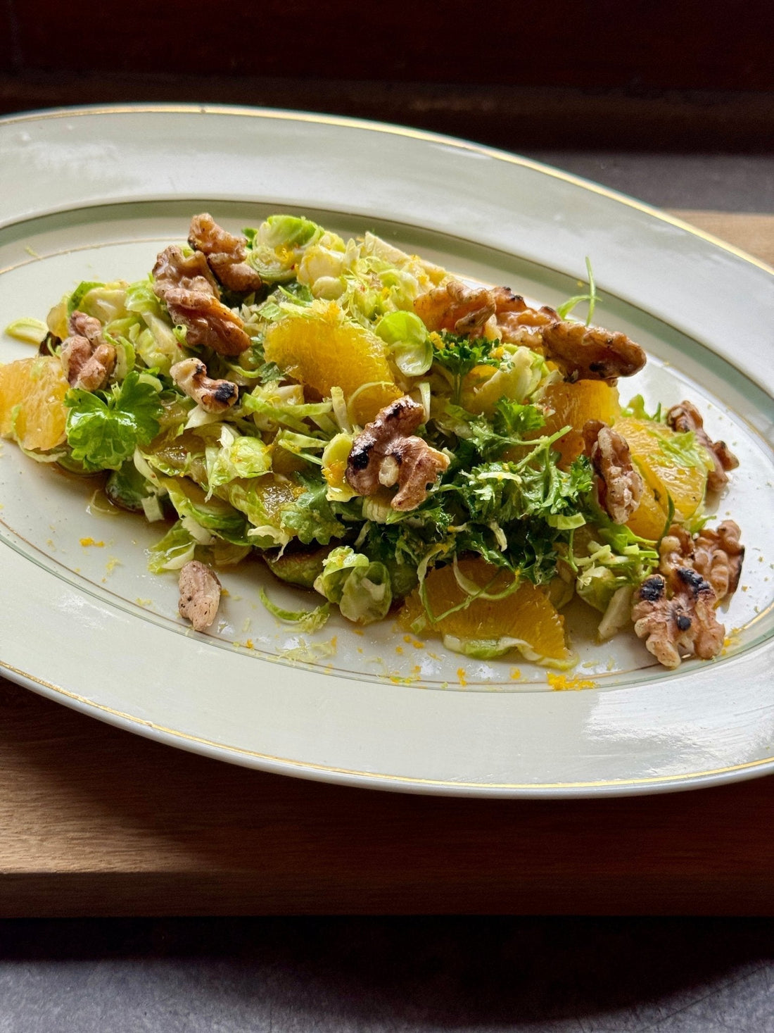 Rosenkål med karamelliseret Merlot-dressing, appelsin og valnødder - CARDENAU