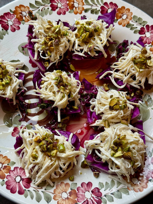 Spidskålsalat med selleriremoulade og kirsebærvinaigrette - CARDENAU