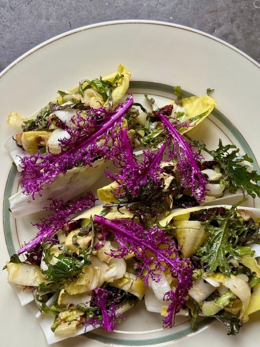 Sprød julehaps: En frisk appetizer med kål, tranebær og svesker - CARDENAU