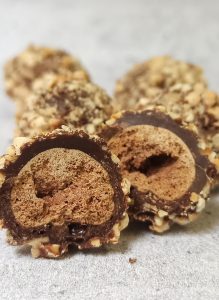 Sprød boghvede kiks overtrukket med chokolade og hasselnødder - CARDENAU