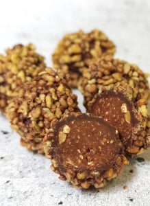 Karamel og valnøddefyld overtrukket med chokolade og ristet boghvede - CARDENAU